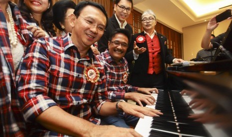 Pasangan Calon Gubernur dan Wakil Gubernur DKI Jakarta Basuki Tjahaja Purnama atau Ahok (kiri) dan Djarot Saiful Hidayat (kedua kiri) bernyanyi bersama relawan pada acara penggalangan dana kampanye Ahok-Djarot di Jakarta, Minggu (27/11).