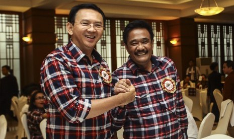 Pasangan Calon Gubernur dan Wakil Gubernur DKI Jakarta Basuki Tjahaja Purnama atau Ahok (kiri) dan Djarot Saiful Hidayat (kanan) berjabat tangan saat menghadiri acara penggalangan dana kampanye Ahok-Djarot di Jakarta, Minggu (27/11).