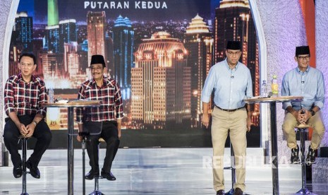 Pasangan Calon Gubernur dan Wakil Gubernur DKI Jakarta Basuki Tjahaja Purnama (kiri) didampingi Djarot Saiful Hidayat (kedua kiri) dan pasangan calon Gubernur dan Wakil Gubernur DKI Jakarta Anies Baswedan (kedua kanan) dan Sandiaga Uno (kanan) memasuki ruang debat saat Debat Publik Pilkada DKI Jakarta putaran kedua di Hotel Bidakara, Jakarta, Rabu (12/4).