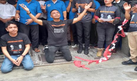 Pasangan calon gubernur dan wakil gubernur DKI Jakarta, Dharma Pongrekun-Kun Wardana, saat kampanye di kawasan Kemayoran, Jakarta Pusat, Rabu (25/9/2024).