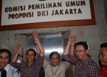 Pasangan calon gubernur dan wakil gubernur DKI Jakarta, Joko Widodo dan Basuki Tjahaya Purnama usai mendaftarkan diri sebagai calon gubernur dan wakil gubernur di Kantor KPUD,  Jakarta Pusat, Senin (19/3). (Republika/Agung Fatma Putra)