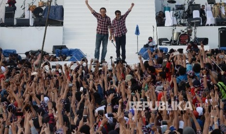 Pasangan Calon Gubernur dan Wakil Gubernur DKI Jakarta Nomor Urut Dua Basuki Tjahaja Purnama dan Djarot Saiful Hidayat saat berlangsungnya Konser Gue 2 di lapangan Ex Driving Range, Senayan, Jakarta, Sabtu (4/2).