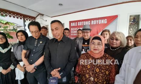 Pasangan calon gubernur dan wakil gubernur Jakarta, Dharma Pongrekun-Kun Wardana, memberikan keterangan di Bale Gotong Royong, Jalan Pangeran Antasari, Jakarta Selatan, Jumat (13/12/2024). 