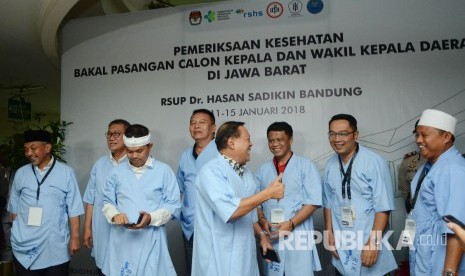 Pasangan Calon Gubernur dan Wakil Gubernur Jawa Barat berbincang akrab usai melakukan pemeriksaan kesehatan di RS Hasan Sadikin, Kota Bandung, Kamis (11/1). 