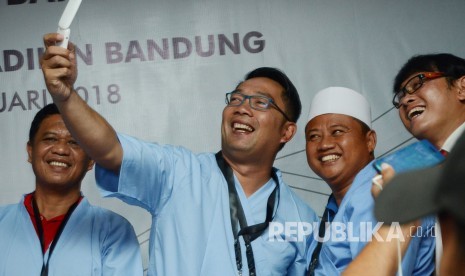 Pasangan Calon Gubernur dan Wakil Gubernur Jawa Barat Ridwan Kamil dan Uu Ruzhanul Ulum berswafoto usai melakukan pemeriksaan kesehatan di RS Hasan Sadikin, Kota Bandung, Kamis (11/1). 