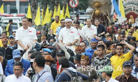 Pasangan calon gubernur dan wakil gubernur Jawa Barat Deddy Mizwar dan Dedi Mulyadi menunggang kuda saat menuju kantor KPU Jawa Barat, Kota Bandung, Selasa (9/1).