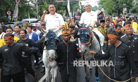 Pasangan calon gubernur dan wakil gubernur Jawa Barat Deddy Mizwar dan Dedi Mulyadi menunggang kuda saat menuju kantor KPU Jawa Barat, Kota Bandung, Selasa (9/1).