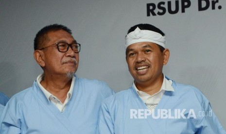 Pasangan Calon Gubernur dan Wakil Gubernur Jawa Barat Deddy Mizwar dan Dedi Mulyadi usai melakukan pemeriksaan kesehatan di RS Hasan Sadikin, Kota Bandung, Kamis (11/1). 