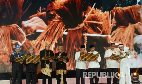 Pasangan calon gubernur dan wakil gubernur Jawa Barat membacakan deklarasi damai usai Pengundian Nomor Urut Pasangan Calon Gubernur dan Wakil Gubernur Jawa Barat, di SOR Arcamanik, Kota Bandung, Selasa (13/2).