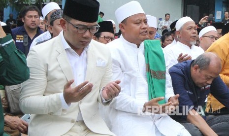 Pasangan calon gubernur dan wakil gubernur Jawa Barat Ridwan Kamil dan Uu Ruzhanul Ulum, bersama massa pendukungnya menggelar doa bersama di pelataran parkir Stadion Sidolig, Kota Bandung, Selasa (9/1).