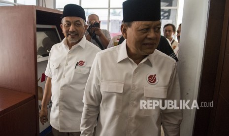 Pasangan Calon Gubernur dan Wakil Gubernur Jawa Barat Sudrajat (kanan) dan Ahmad Syaikhu (kiri) berjalan bersama saat memenuhi panggilan Badan Pengawas Pemilu (Bawaslu) Jabar di Bandung, Jawa Barat, Sabtu (19/5).