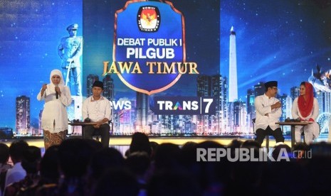 Pasangan calon Gubernur dan Wakil Gubernur Jawa Timur nomor urut satu Khofifah Indar Parawansa (kiri)-Emil Dardak (kedua kiri) dan nomor urut dua Saifullah Yusuf (kedua kanan)-Puti Guntur Soekarno (kanan) mengikuti debat publik I Pilgub Jatim di Gedung Dyandra Convetion Center, Surabaya, Jawa Timur, Selasa (10/4).