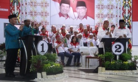 Pasangan calon Gubernur dan Wakil Gubernur Kalimantan Tengah nomor urut satu Sugianto Sabran - Habib H Said Ismail, nomor urut dua Willy M Yoseph - M Wahyudi K Anwar mengikuti debat terbuka tahap dua di Aula Kerucut Polda Kalteng, Palangka Raya, Sabtu (28/