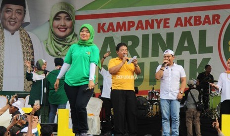 Pasangan calon gubernur dan wakil gubernur Lampung nomer urut tiga Arinal Djunaidi (tengah) dan Chusnunia Chalim (kiri) bernyanyi bersama vokalis Wali Band Faang (kanan) saat menggelar kampanye akbar di Bandar Jaya, Lampung Tengah, Lampung, Minggu (22/4). 