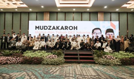 Pasangan Calon Gubernur dan Wakil Gubernur nomor urut 01, Ridwan Kamil dan Suswono (RIDO) menghadiri Mudzakaroh Ulama dan Tokoh DKI Jakarta sekaligus meneken Pakta Integritas yang ditawarkan, Kamis (14/11/2024) di kawasan Taman Mini Indonesia Indah, Jakarta Timur.