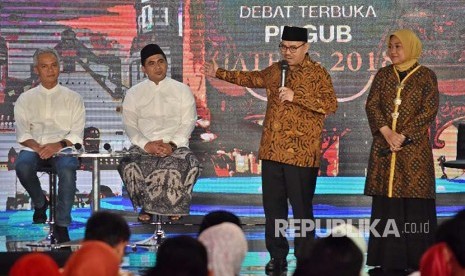 Pasangan calon gubernur dan wakil gubernur nomor urut dua Sudirman Said (kedua kanan)-Ida Fauzia (kanan) dan pasangan nomor urut satu Ganjar Pranowo (kiri)-Taj Yasin (kedua kiri).