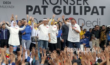 Pasangan calon gubernur dan wakil gubernur nomor urut empat Dedy Mizwar (kanan) dan Dedi Mulyadi (tengah) melakukan orasi pada kampanye Akbar di Bogor, Jawa Barat, Sabtu (23/6). 