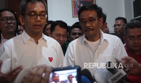 Pasangan calon Gubernur dan Wakil Gubernur Sumut nomor urut dua, Djarot Saiful Hidayat - Sihar Sitorus didampingi Politisi PDI PerjuanganTrimedya Panjaitan (kanan) memberikan keterangan hasil hitung cepat lembaga survei Pemilihan Gubernur Sumut 2018 di Medan, Sumatera Utara, Rabu (27/6).