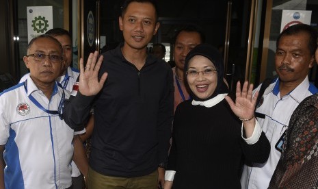 Pasangan calon gubernur DKI Jakarta Agus Harimurti Yudhoyono (kedua kiri) dan calon wakil gubernur Sylviana (kedua kanan) saat akan menjalani tes bebas narkoba di kantor Badan Narkotika Nasional, Jakarta, Minggu (25/9). 