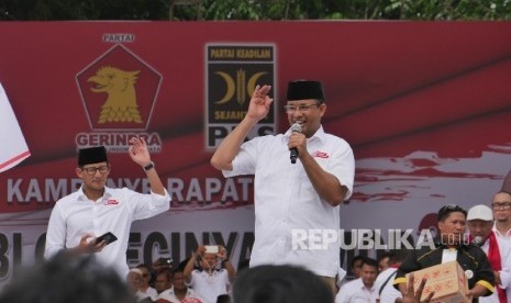   Pasangan calon Gubernur DKI Jakarta Anie Baswedan didampingi calon Wakil Gubernur Sandiaga Uno, menyampaikan pidato politiknya pada acara kampanye pencalonan dirinya di Jakarta, Ahad (5/2).