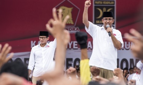 Pasangan Calon Gubernur DKI Jakarta Anies Baswedan (kanan) dan Calon Wakil Gubernur DKI Jakarta Sandiaga Uno (kiri) menyampaikan pidato politik saat Rapat Umum Kampanye Akbar di Lapangan Banteng, Jakarta, Minggu (5/2).