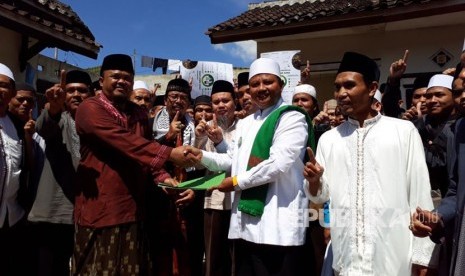 Pasangan calon gubernur Jabar Ridwan Kamil-Uu Ruzhanul Ulum (Rindu) mendapatkan dukungan dari forum assatid Kota Sukabumi yang diterima calon wakil gubernur Jabar Uu Ruzhanul Ulum di Ponpes Al-Fatah Kota Sukabumi, Kamis (22/2).