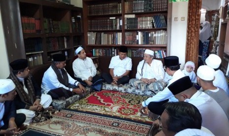 Pasangan calon Gubernur Jabar Sudrajat-Ahmad Syaikhu (Asyik) menyambangi Pesantren Annidzom di Jalan Selabintana Kabupaten Sukabumi Selasa (29/5) dan bertemu pimpinan pesantren KH Abdullah Muchtar.