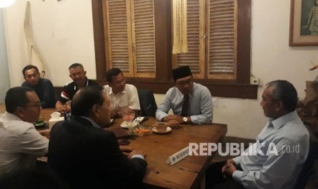 Pasangan Calon Gubernur Jawa Barat Sudrajat - Ahmad Syaikhu (Asyik) menemui Ridwan Kamil untuk mengucapkan selamat atas kemenangan dalam Pilgub Jawa Barat berdasarkan hasil rekapitulasi KPU Jawa Barat. 