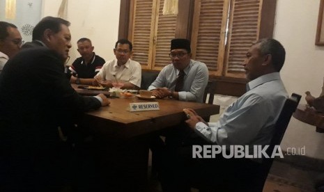 Pasangan Calon Gubernur Jawa Barat Sudrajat - Ahmad Syaikhu (Asyik) menemui Ridwan Kamil untuk mengucapkan selamat atas kemenangan dalam Pilgub Jawa Barat berdasarkan hasil rekapitulasi KPU Jawa Barat. 