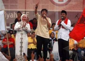 Pasangan calon gubernur Ratu Atut (kiri) dan cagub Banten 2011 Rano Karno (Kanan) bernyanyi bersama dengan Pasha ungu saat digelarnya kampanye terbuka Pilgub Banten di Lapangan Cilenggang, Serpong, Tangerang Selatan, Minggu (9/10).