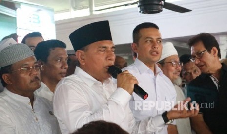 Pasangan calon gubernur Sumatera Utara nomor urut 1 Edy Rahmayadi - Musa Rajekshah menyampaikan orasi kemenangan di Posko Pemenangan Eramas, Kota Medan, usai unggul dalam hasil hitung cepat pada Rabu (27/6).