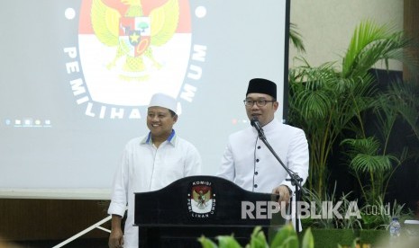 Pasangan calon hasil pemilihan Gubernur Jabar Ridwan Kamil dan Uu Ruzhanul Ulum menyampaikan sambutan usai Rapat Pleno Terbuka Penetapan Pasangan Calon Terpilih Pemilihan Gubernur dan Wakil Gubernur Jabar 2018, Aula KPU Jabar, Jalan Garut, Kota Bandung, Selasa (24/7).