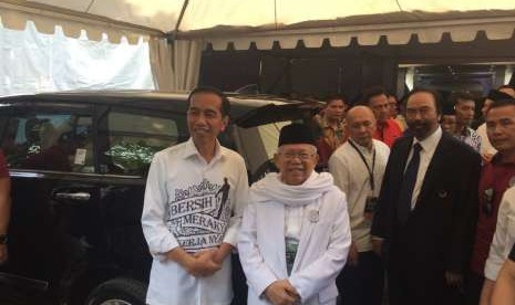 Pasangan calon Joko Widodo dan KH Ma'ruf Amin setelah mendaftar pencalonan capres dan cawapres di KPU, Jakarta Pusat, Jumat (10/8).