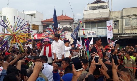 Pasangan calon nomor urut 01, Joko Widodo (Jokowi) dan KH. Ma'ruf Amin menghadiri acara Pawai Karnaval Bersatu di Alun-Alun Ahmad Yani, Kota Tangerang, Banten, Ahad (7/4) sore. Di tengah puluhan ribu pendukungnya, Jokowi dan Kiai Ma'ruf menaiki kereta kencana. 