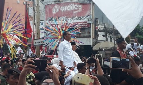 Pasangan calon nomor urut 01, Joko Widodo (Jokowi) dan KH. Ma'ruf Amin menghadiri acara Pawai Karnaval Bersatu di Alun-Alun Ahmad Yani, Kota Tangerang, Banten, Ahad (7/4) sore. Di tengah puluhan ribu pendukungnya, Jokowi dan Kiai Ma'ruf menaiki kereta kencana.