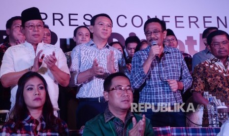 Pasangan calon nomor urut dua Basuki Tjahaja Purnama (Ahok)-Djarot Saiful Hidayat bersama partai pendukung serta relawan memberikan keterangan pers di Jakarta, Rabu (19/4).