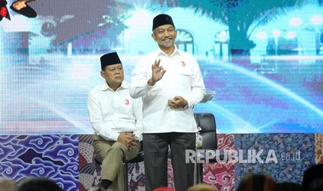 Pasangan calon (Paslon) pemilihan gubernur dan wakil gubernur (Pilgun) Jawa Barat, Sudrajat dan Ahmad Syaikhu pada Debat Publik Ketiga Pilgub Jawa Barat 2018, di Sudirman Grand Grand Ballroom, Kota Bandung, Jumat (22/6).