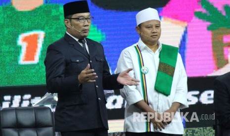 Pasangan calon (Paslon) pemilihan gubernur dan wakil gubernur (Pilgun) Jawa Barat, Ridwan Kamil dan Uu Ruzhanul Ulum, menjawab pertanyaan panelis pada Debat Publik Ketiga Pilgub Jawa Barat 2018, di Sudirman Grand Grand Ballroom, Kota Bandung, Jumat (22/6).