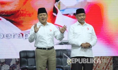 Pasangan calon (Paslon) pemilihan gubernur dan wakil gubernur (Pilgun) Jawa Barat, Sudrajat dan Ahmad Syaikhu pada Debat Publik Ketiga Pilgub Jawa Barat 2018, di Sudirman Grand Grand Ballroom, Kota Bandung, Jumat (22/6). 