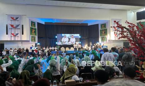 Pasangan Calon (Paslon) Walikota dan Wakil Walikota Ambon Jantje-Syarif menggelar pertemuan akbar yang dihadiri ribuan masyarakat kota Ambon, di Baileo Oikumene, Kota Ambon, Senin (18/11/2024).