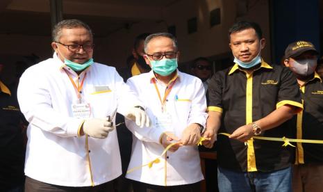 Pasangan calon Pilkada Sukabumi, Marwan-Iyos bersama dengan Ketua Dewan Pembina Relawan BIMA, Fiqri Abdul Aziz, saat meresmikan posko BIMA.