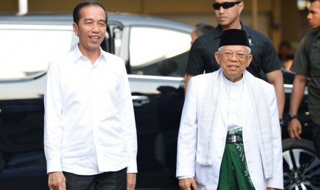 Pasangan Calon Presiden dan Calon Wakil Presiden nomor urut 01 Joko Widodo (kiri) dan K.H. Ma'ruf Amin (kanan) tiba di kantor KPU, Jakarta, Ahad (30/6/2019).