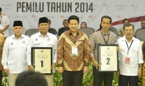 Pasangan calon presiden dan wakil presiden Joko Widodo (kedua kanan) dan Jusuf Kalla (kanan) beserta pasangan calon presiden dan wakil presiden Prabowo Subianto (kedua kiri) dan Hatta Rajasa (kiri) serta Ketua KPU, Husni Kamil Manik (tengah)