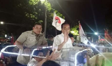 Pasangan calon presiden dan wakil presiden, Joko Widodo-KH Ma'ruf Amin menaiki Land Rover warna hijau menuju Komisi Pemilihan Umum (KPU), Jumat (21/9) malam. 