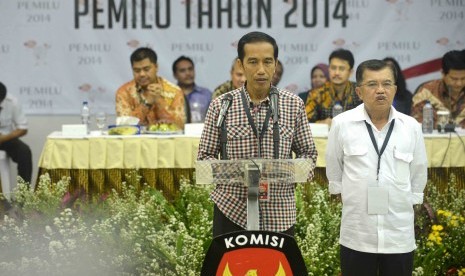 Pasangan calon presiden dan wakil presiden Joko Widodo (kiri) dan Jusuf Kalla (kanan) memberikan sambutannya usai pengundian dan penetapan nomor urut peserta Pemilu Presiden (Pilpres) 2014 di Kantor Komisi Pemilihan Umum (KPU), Jakarta, Ahad (1/6). KPU Men