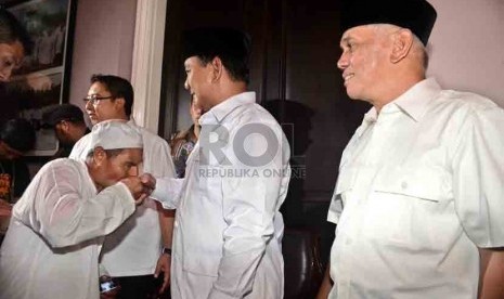 Pasangan calon presiden dan wakil presiden nomor urut satu, Prabowo Subianto-Hatta Rajasa menggelar halal bihalal di Rumah Polonia, Jakarta Timur, Ahad (3/8). (Republika/Agung Supriyanto)