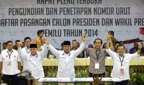 Pasangan calon presiden dan wakil presiden Prabowo Subianto (kedua kiri) dan Hatta Rajasa (kiri) usai pengundian dan penetapan nomor urut peserta Pemilu Presiden (Pilpres) 2014 di Kantor Komisi Pemilihan Umum (KPU), Jakarta, Ahad (1/6).