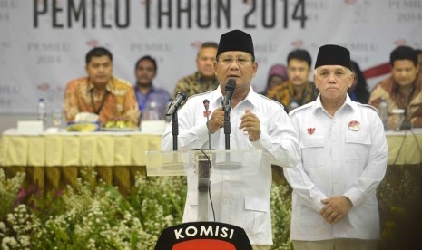 Pasangan calon presiden dan wakil presiden Prabowo Subianto (kiri) dan Hatta Rajasa (kanan) memberikan sambutannya usai pengundian dan penetapan nomor urut peserta Pemilu Presiden (Pilpres) 2014 di Kantor Komisi Pemilihan Umum (KPU), Jakarta, Ahad (1/6). K