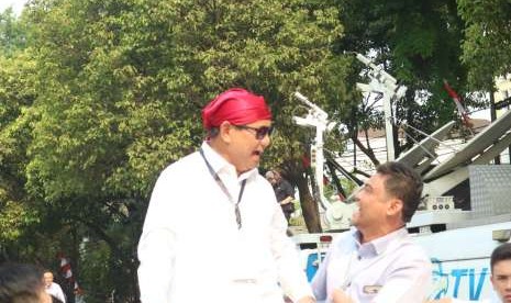 Pasangan calon presiden dan wakil presiden Prabowo Subianto (kiri) dan Sandiaga Uno (kanan) melakukan salam komando di atas podium usai pendaftaran di Kantor KPU, Jakarta, Jumat (10/8).