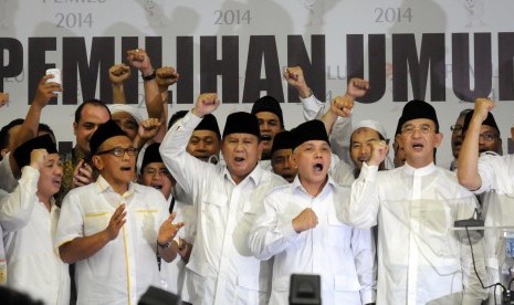 Pasangan Calon Presiden Prabowo Subianto (keempat kiri) dan Calon Wakil Presiden Hatta Rajasa (kelima kiri) didampingi sejumlah petinggi partai koalisi pendukungnya bernyanyi usai mendaftarkan diri di Komisi Pemilihan Umum (KPU), Jakarta, Selasa (20/5). 